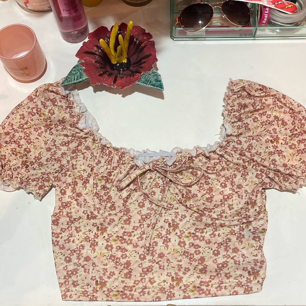 Cute floral crop top 🌺
